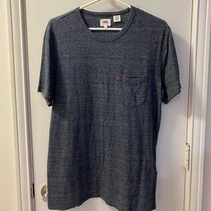 ITEM: LEVI’S POCKET T-SHIRT
SIZE: MEN’S MEDIUM